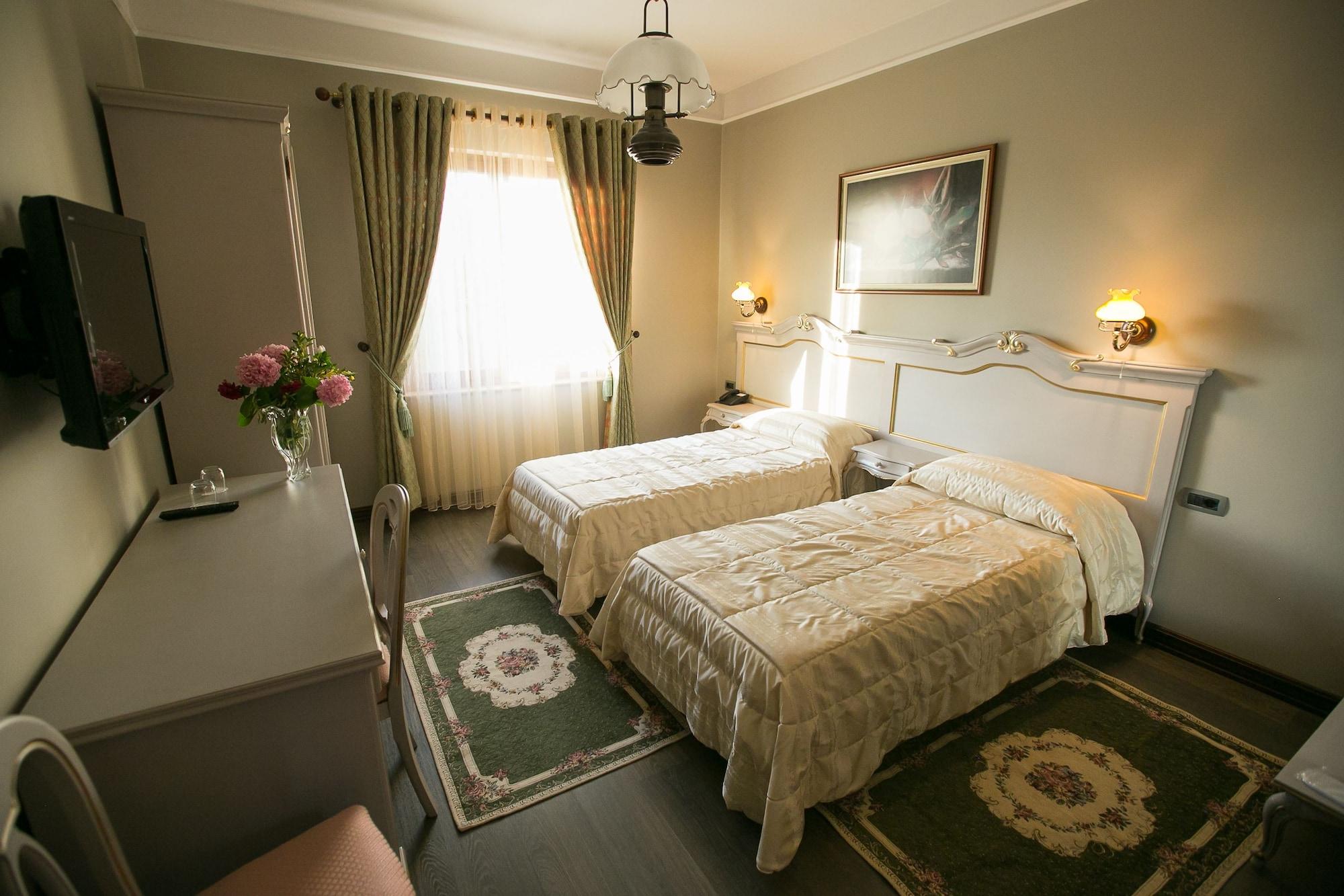 Hotel Victoria ติรานา ภายนอก รูปภาพ